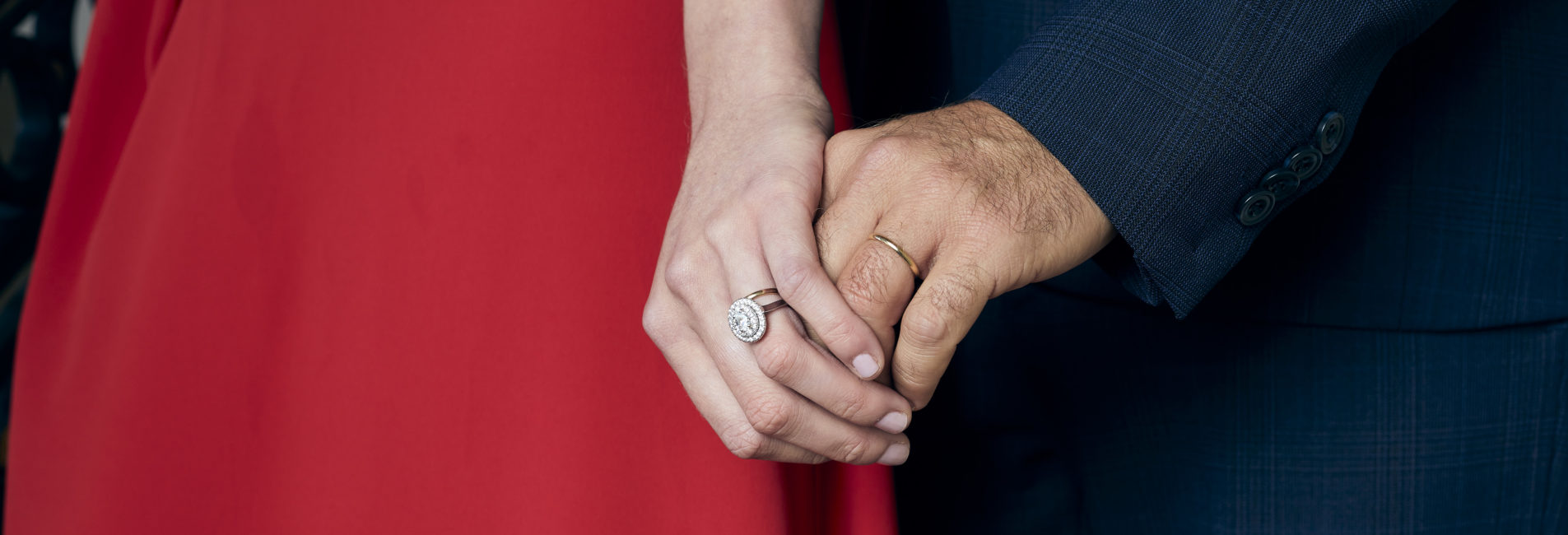 homme et femme portant une bague de promesse