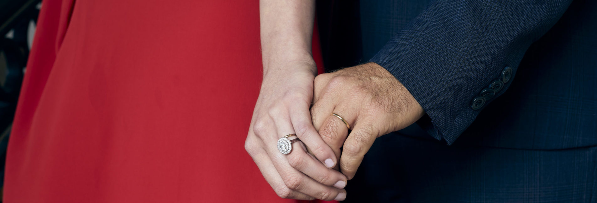 homme et femme portant une bague de promesse