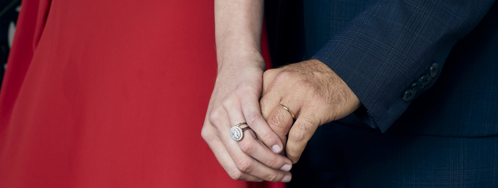 homme et femme portant une bague de promesse