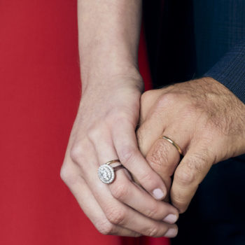 homme et femme portant une bague de promesse