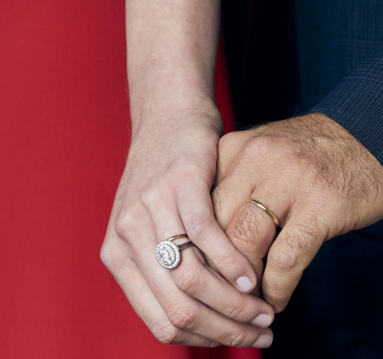 homme et femme portant une bague de promesse