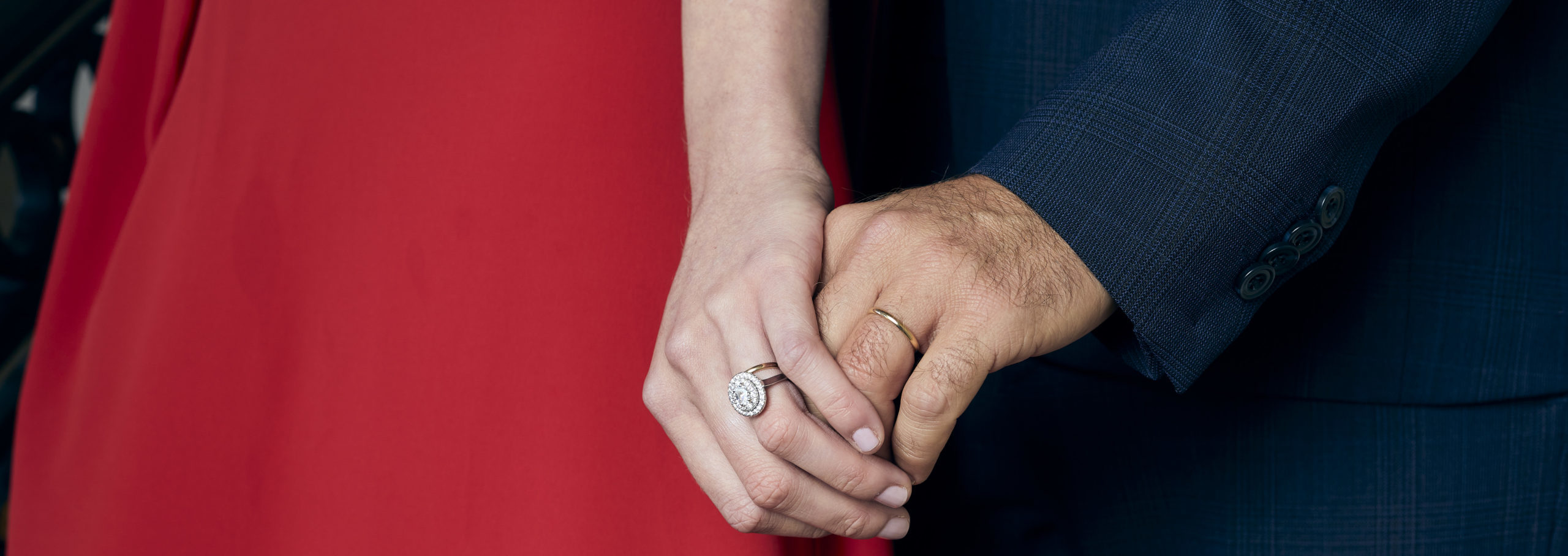 homme et femme portant une bague de promesse